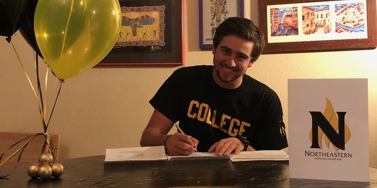 Ostravich Signs To Play Golf