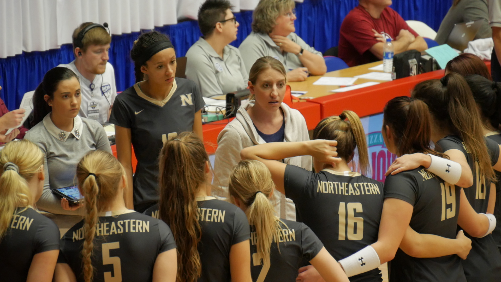 Volleyball Concludes Season at National Tournament